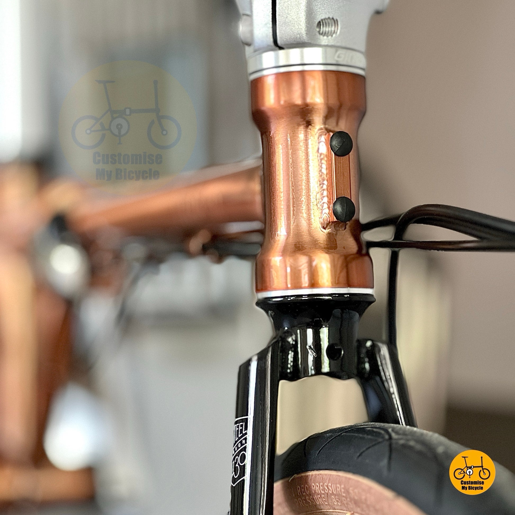 Front view of Fnhon Gust round bar design. Stunning rose gold colour