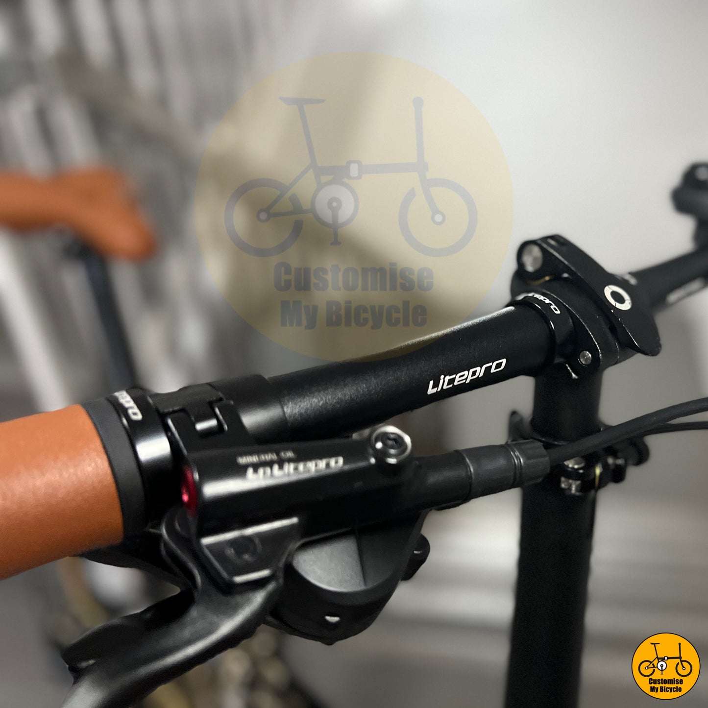 Fnhon Gust foldie with a sleek black saddle and ergonomic grips
