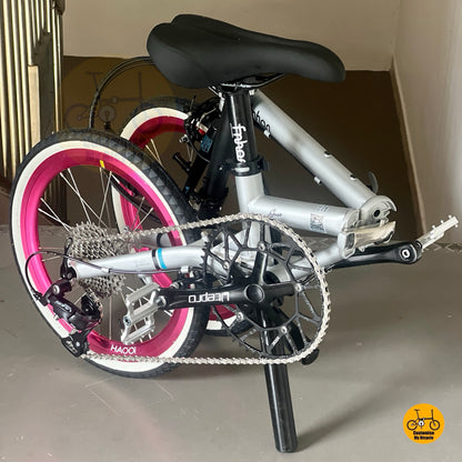 Full outdoor lifestyle photo of Fnhon Gust 18 inch dolphin grey hot pink folding bike
