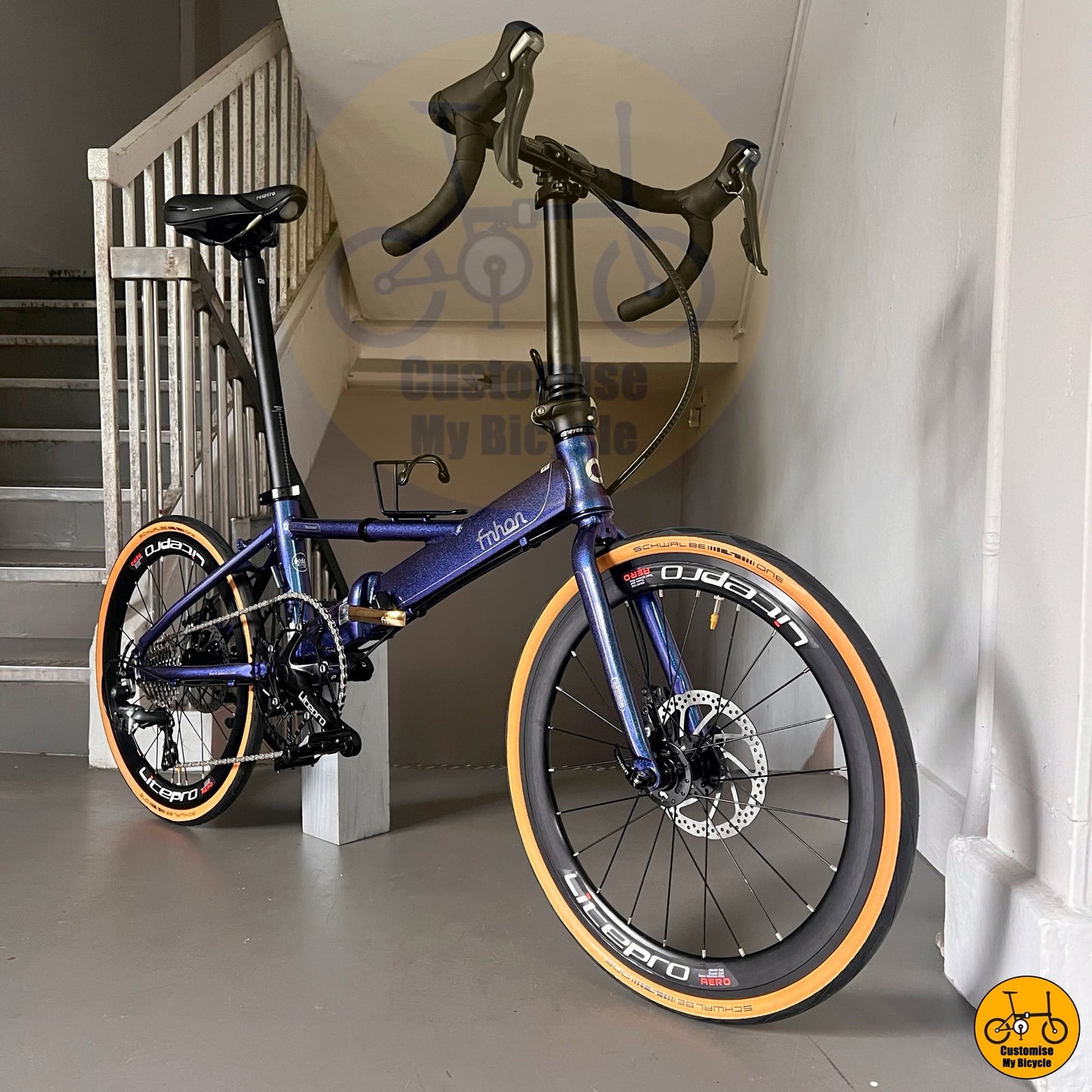 Fnhon Monsoon 22-inch – Basikal Lipat Bingkai Chameleon Blue, Tayar Tan, Gaya Jalan Raya
