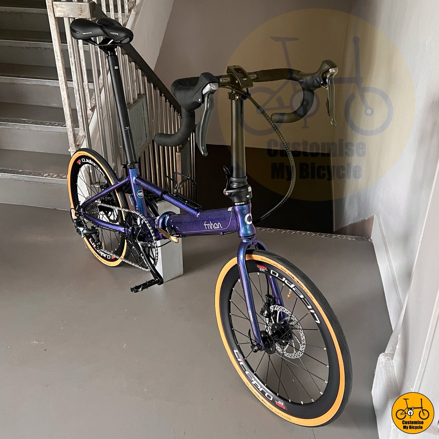 Stylish 22-inch folding bike with black seatpost and Selle Royal 5131 saddle
