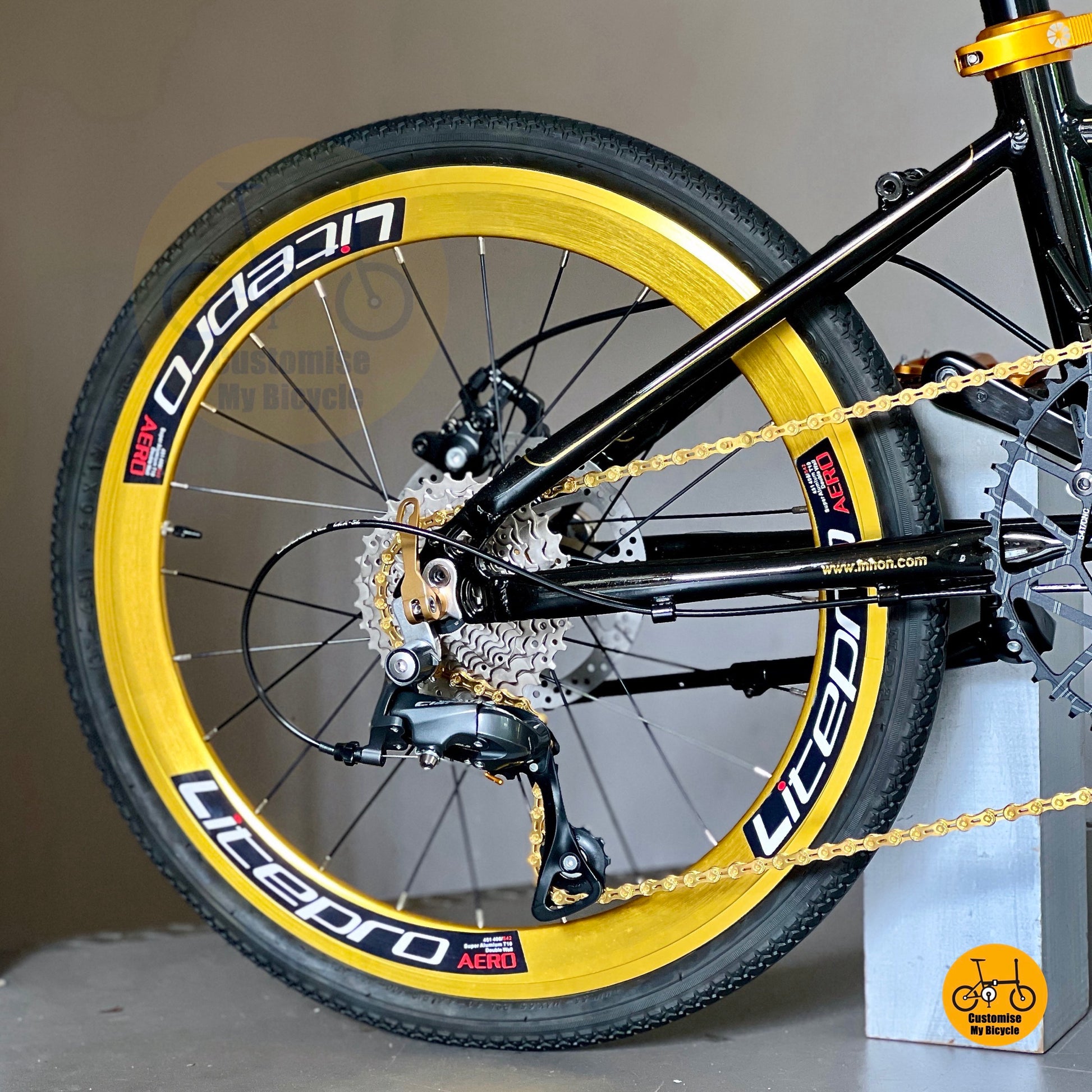 Close up of Shimano 9 speed drivetrain on Fnhon Monsoon
