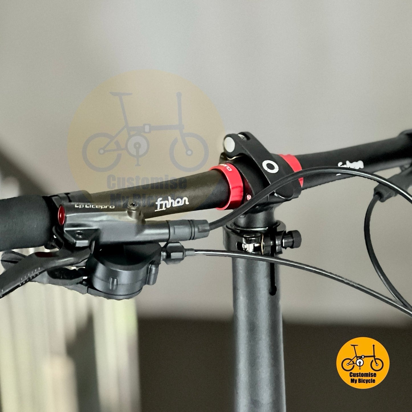 Hydraulic disc brake closeup on handle bar
