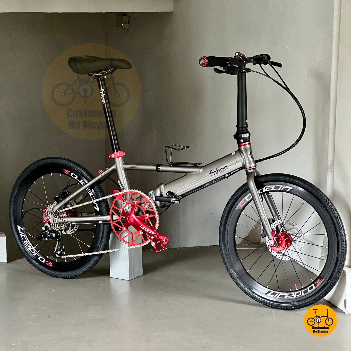 Stylish 22" folding bike in grey and red combination