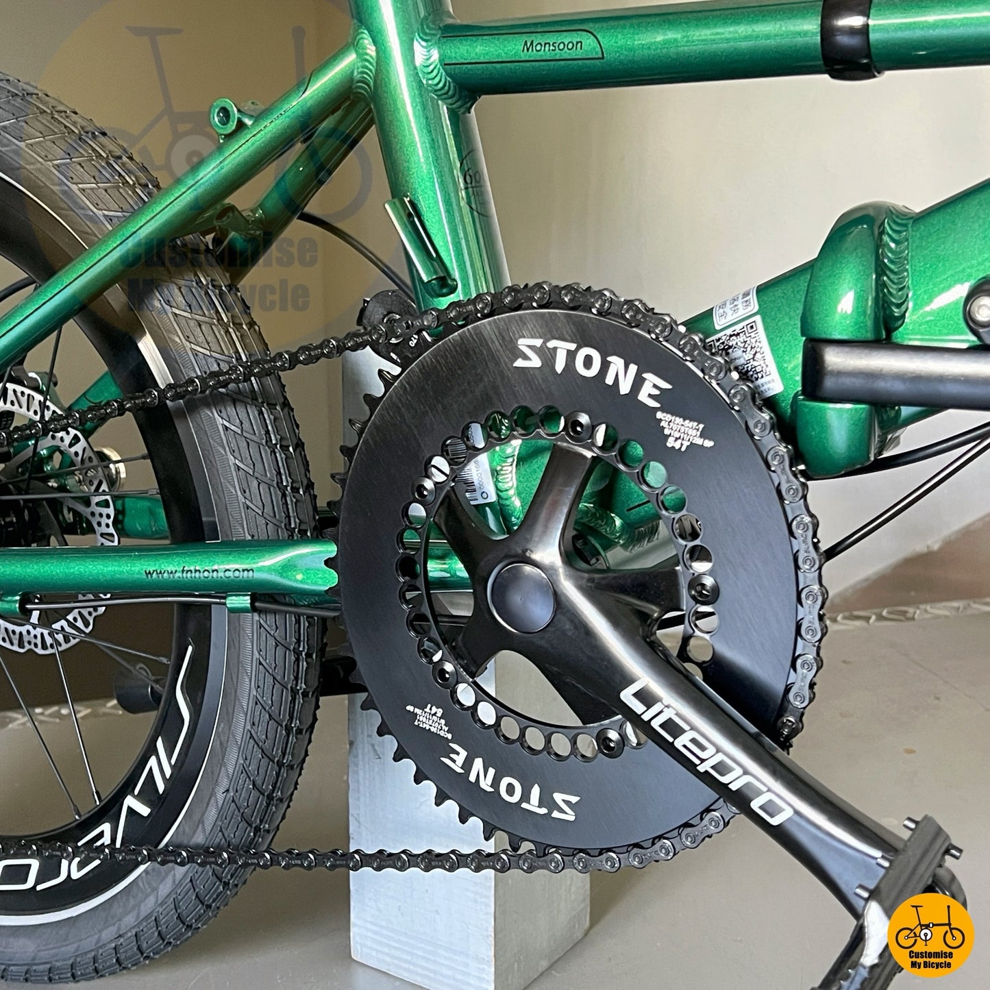 Fnhon Monsoon folding bike Fnhon Litepro lightweight crankset close up folding bicycle drivetrain with Stone chainring 
