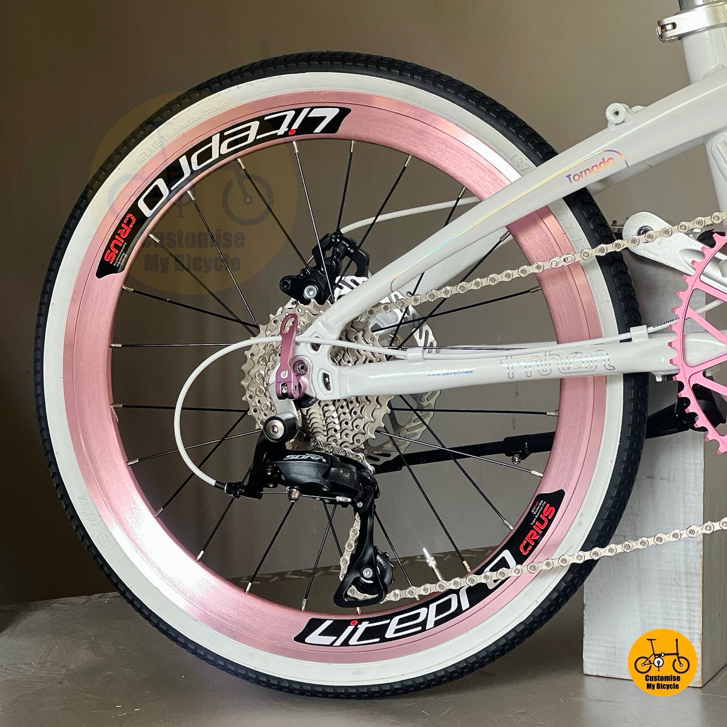Fnhon Tornado Shimano 9 gears drivetrain close up smooth shifting folding bike system
