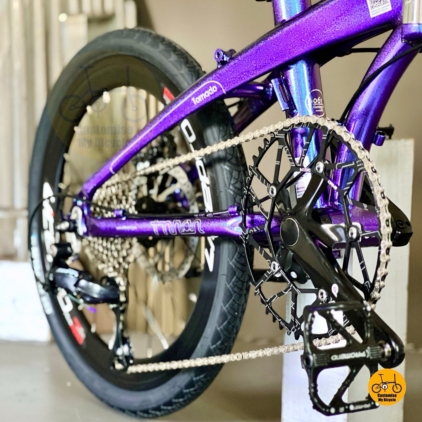 Fnhon Tornado folding bike detailed Shimano 9 speed gear system drivetrain close up
