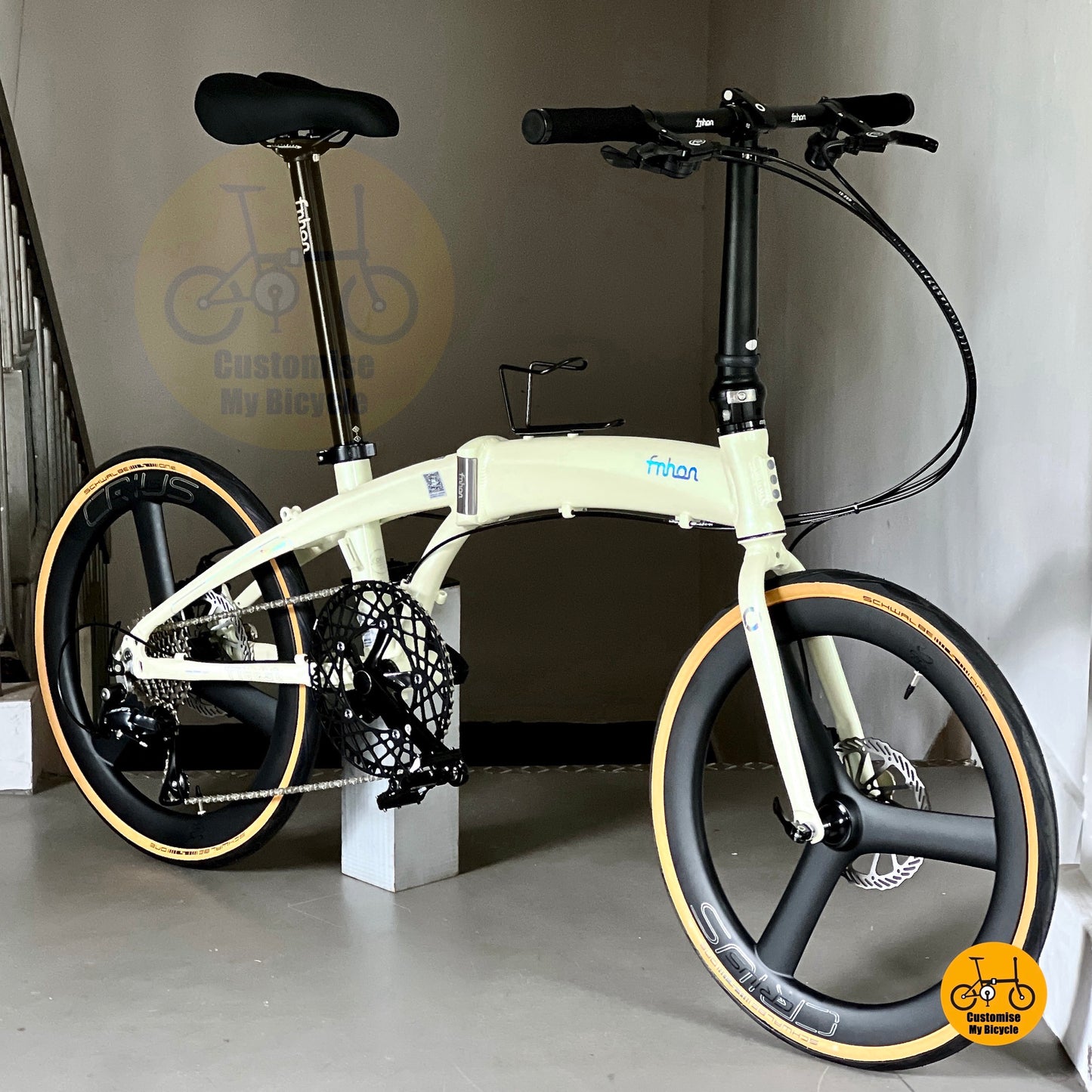 Aerodynamic Fnhon Tornado 22 inch Beige foldie with Shimano 9s and Schwalbe tyres
