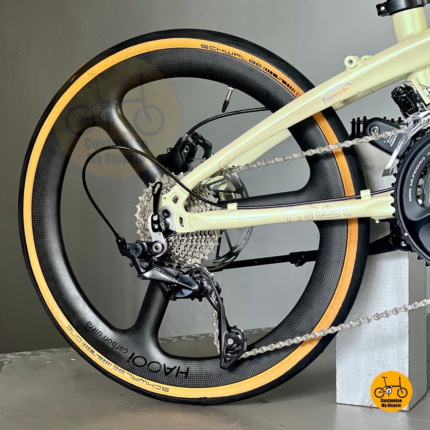 Fnhon folding bike beige close up Shimano 11 gears Ultegra R8000 Rear Derailleur
