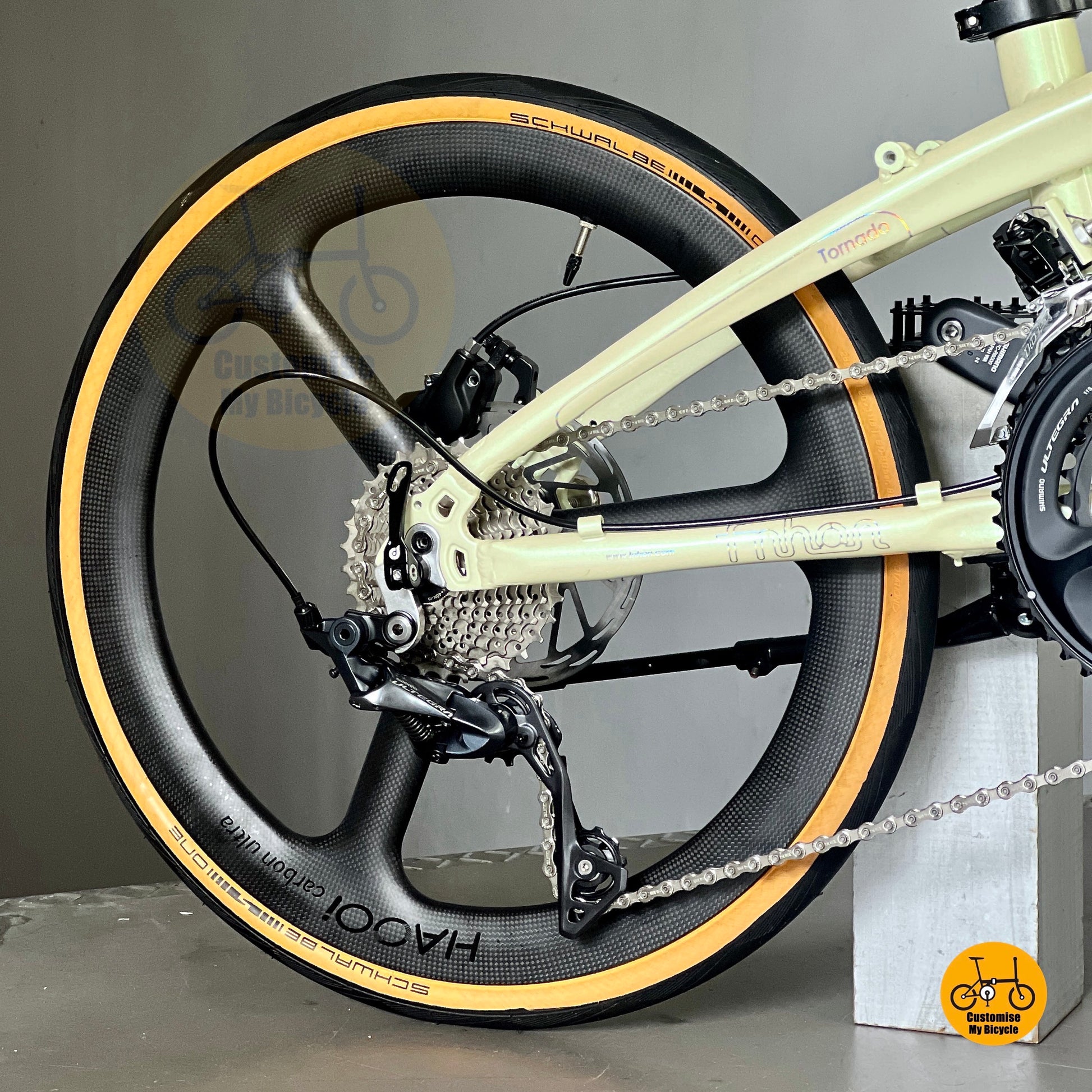 Fnhon folding bike beige close up Shimano 11 gears Ultegra R8000 Rear Derailleur
