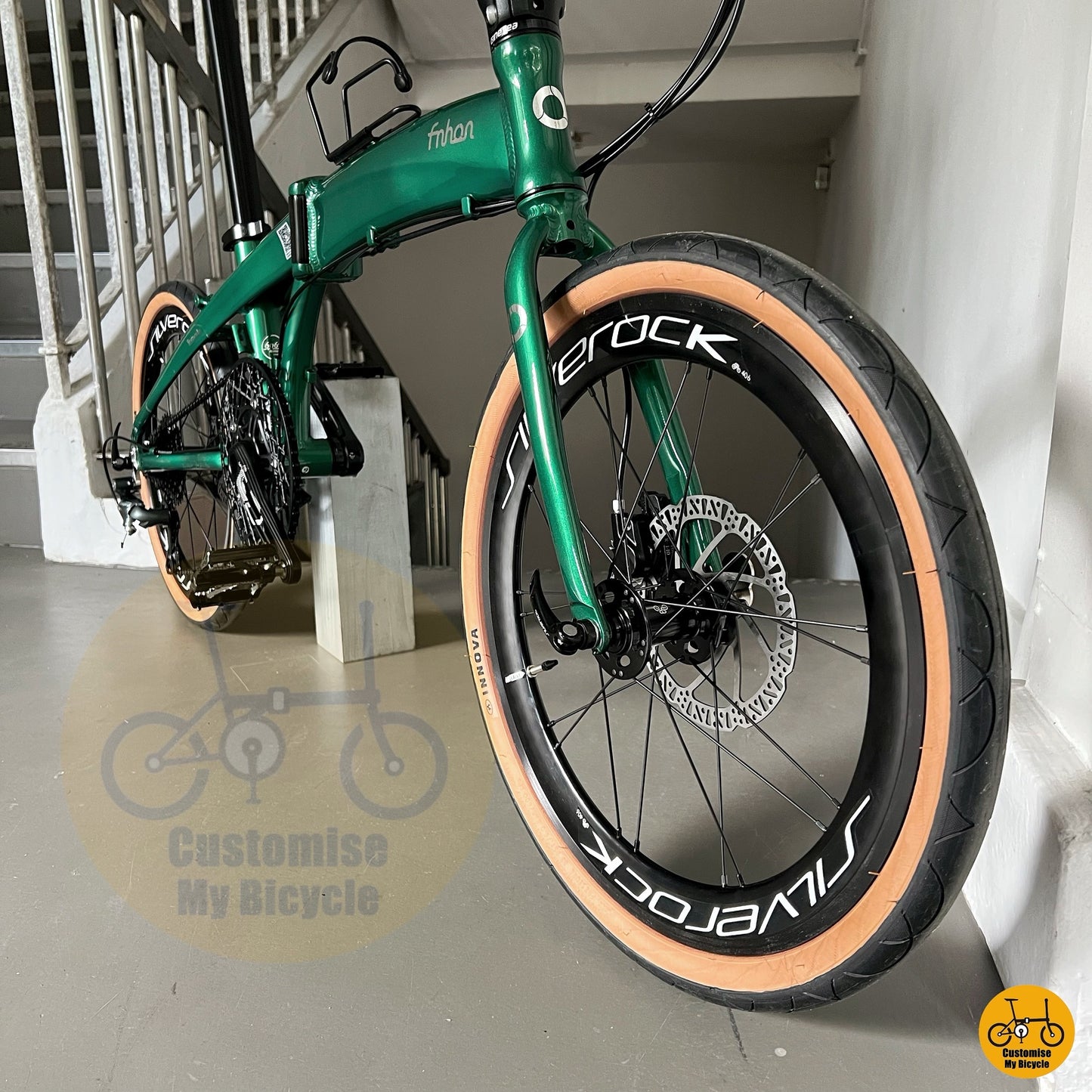 Eco-friendly foldable bicycle with brown tyres and matching accents
