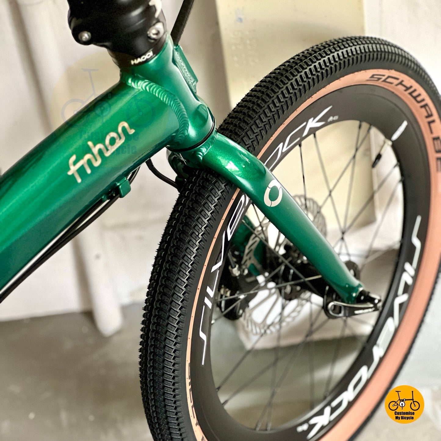 Performance folding bicycle with hydraulic disc brake and Billy Bonkers tyres