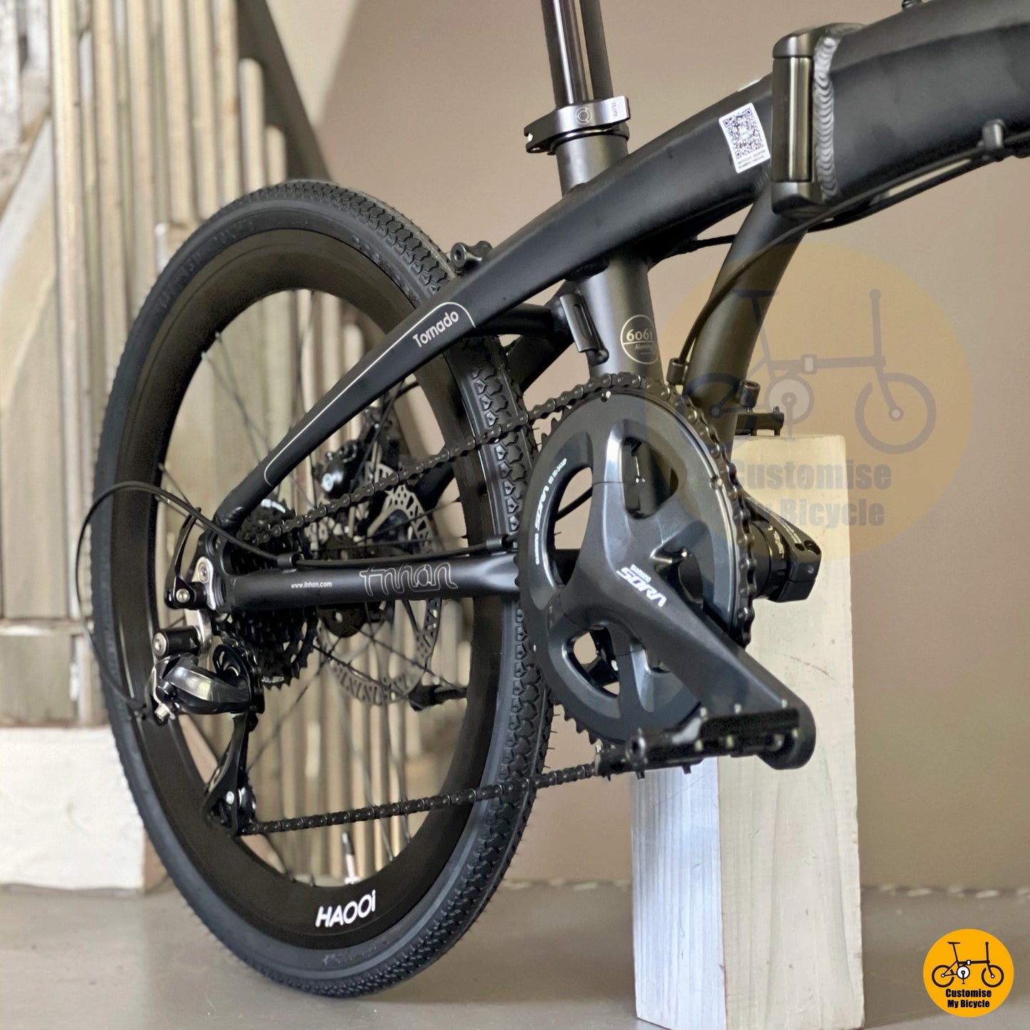 Crankset enclosed Shimano Sora front gear on Fnhon bike