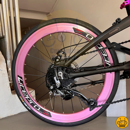 Chic & Compact Folding Bike – Stylish Matte Black with Feminine Pink Details
