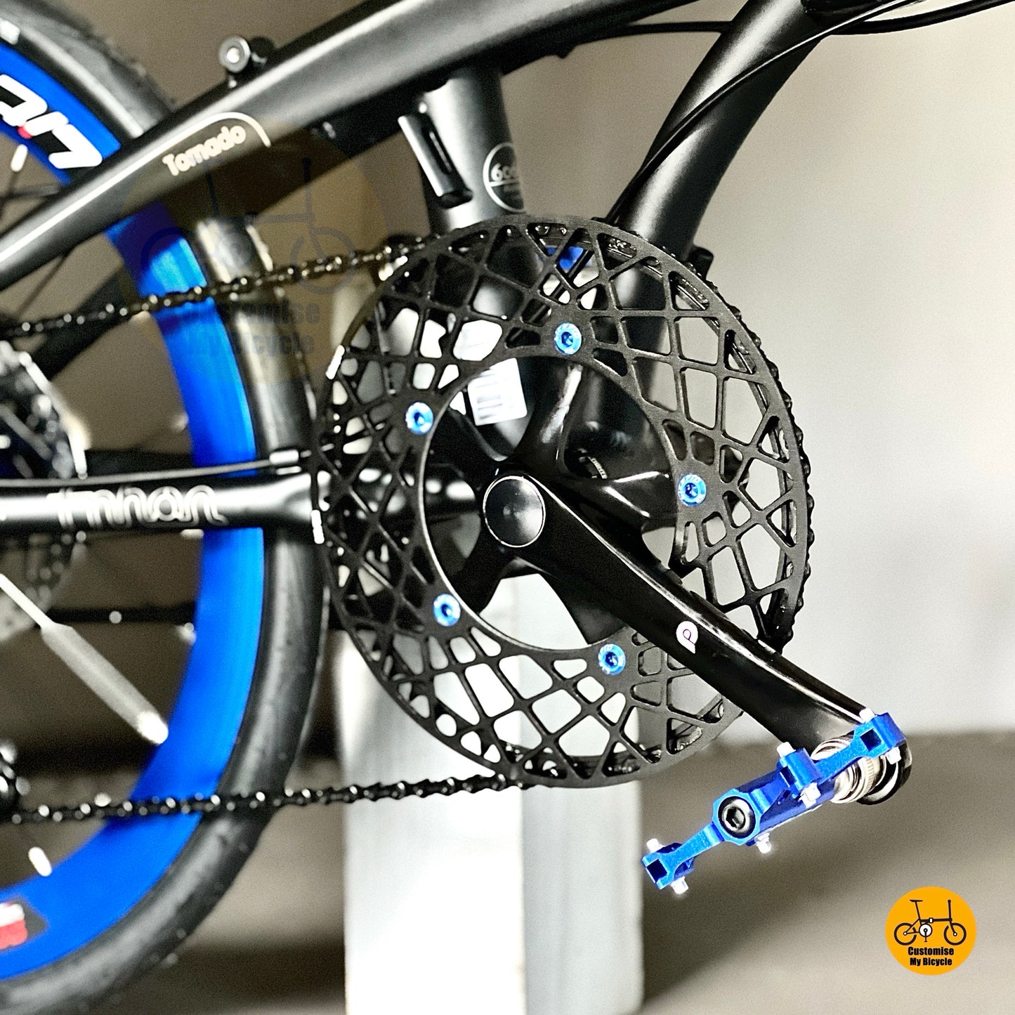 Close up of Fnhon Litepro Hollowtech crankset
