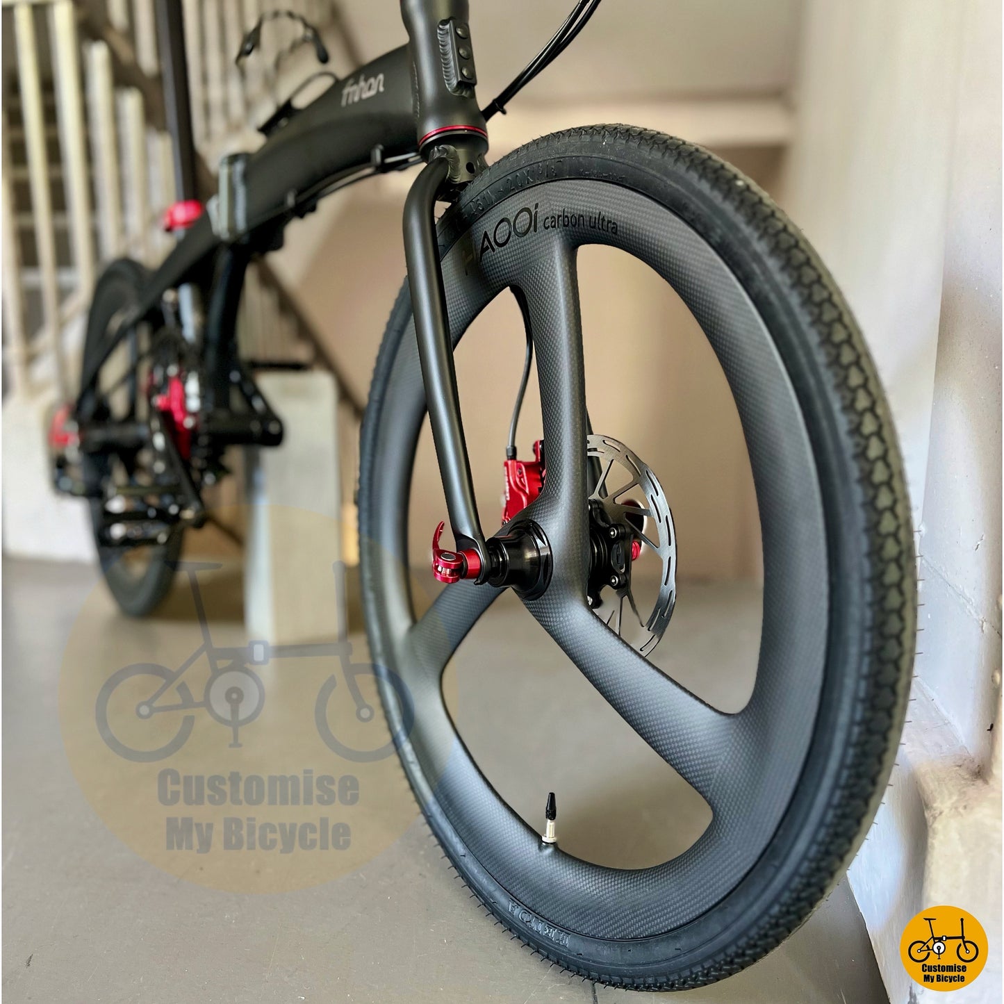 Three-spoke wheels and Kenda tires for stylish and aerodynamic riding
