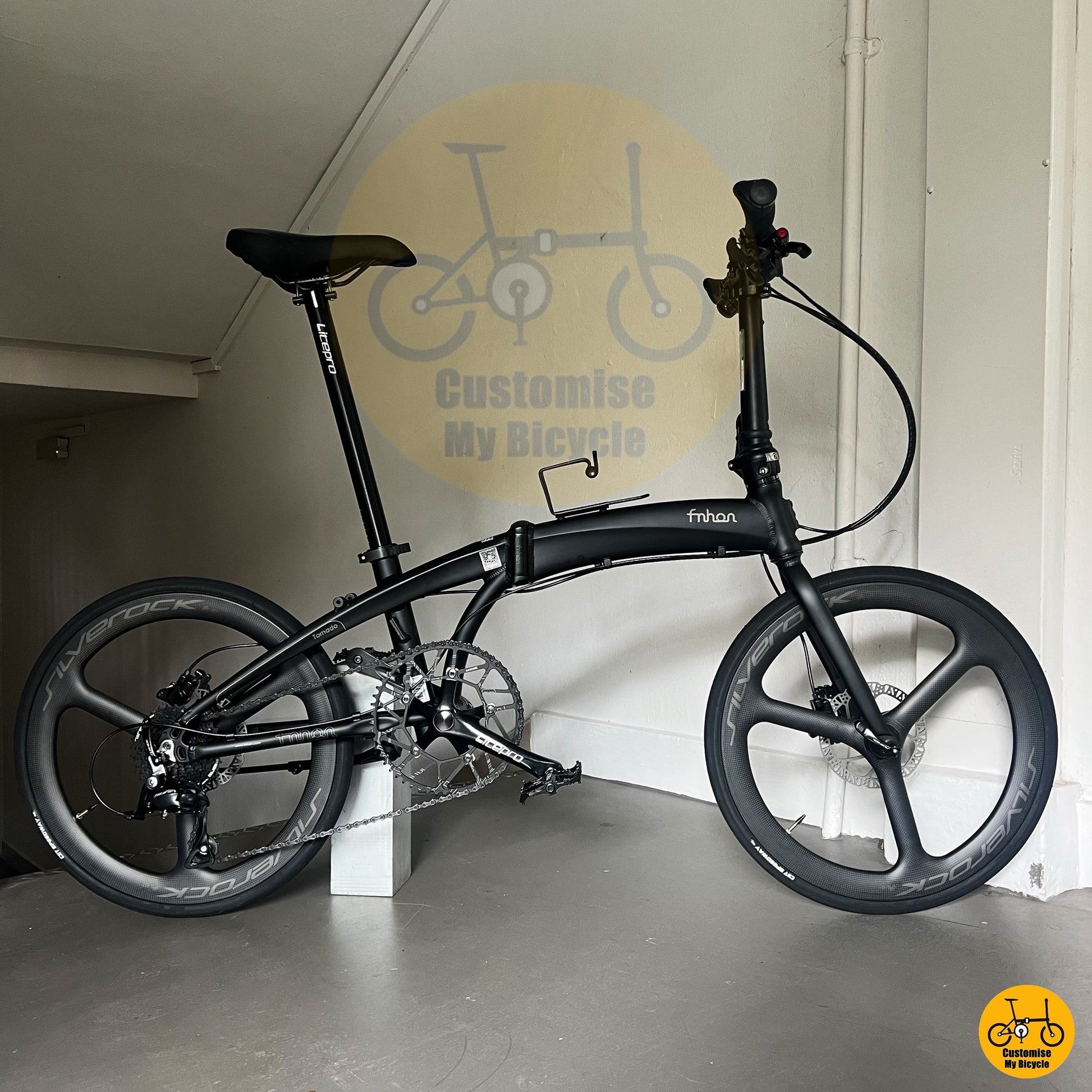 Basikal boleh lipat bergaya Batman, Fnhon Tornado 22” matte black dengan rekaan aerodinamik
