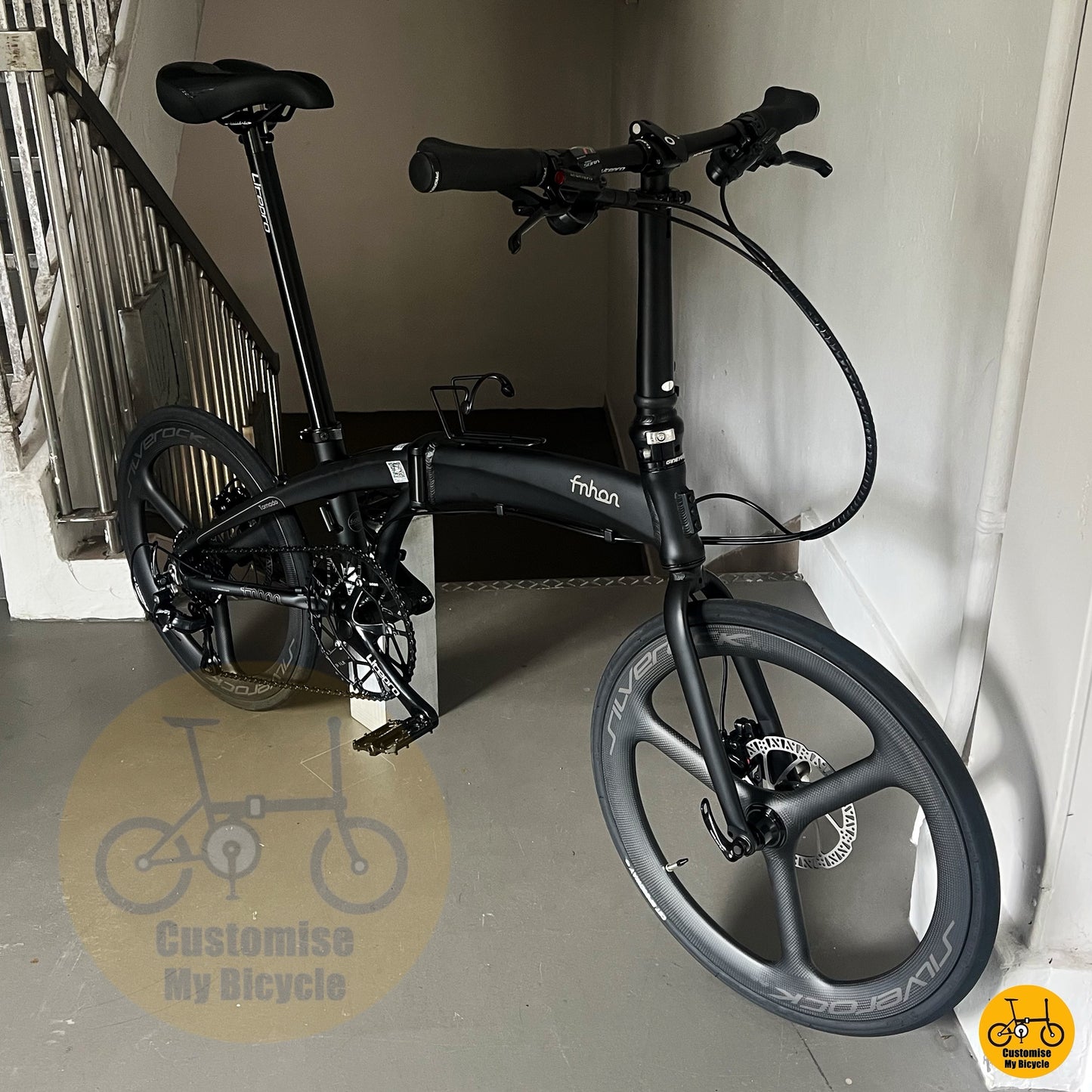 Basikal lipat Fnhon Tornado 22 inci hitam dengan roda karbon Silverock dan gear Shimano
