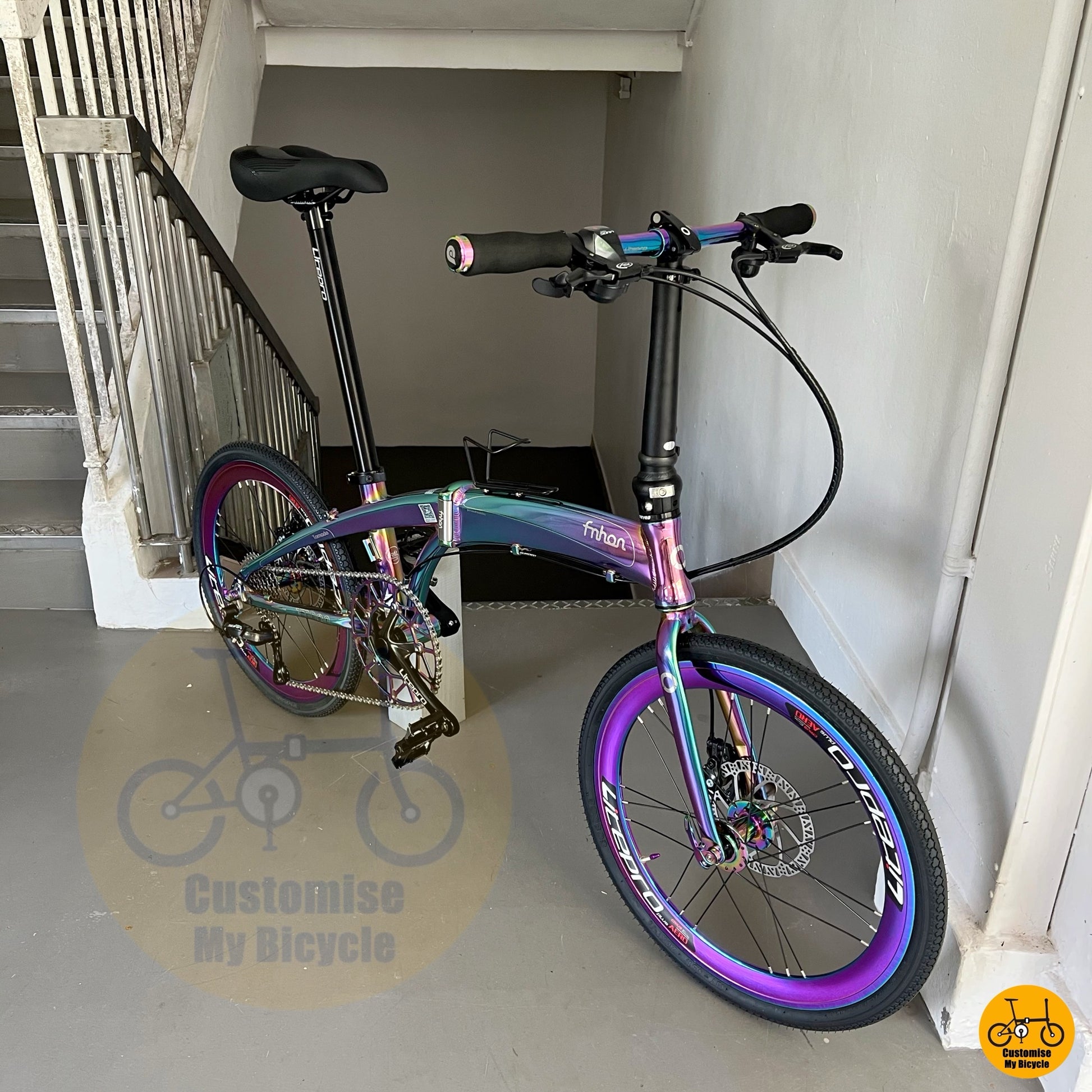 Eye-catching foldable bike with gradient frame and performance parts
