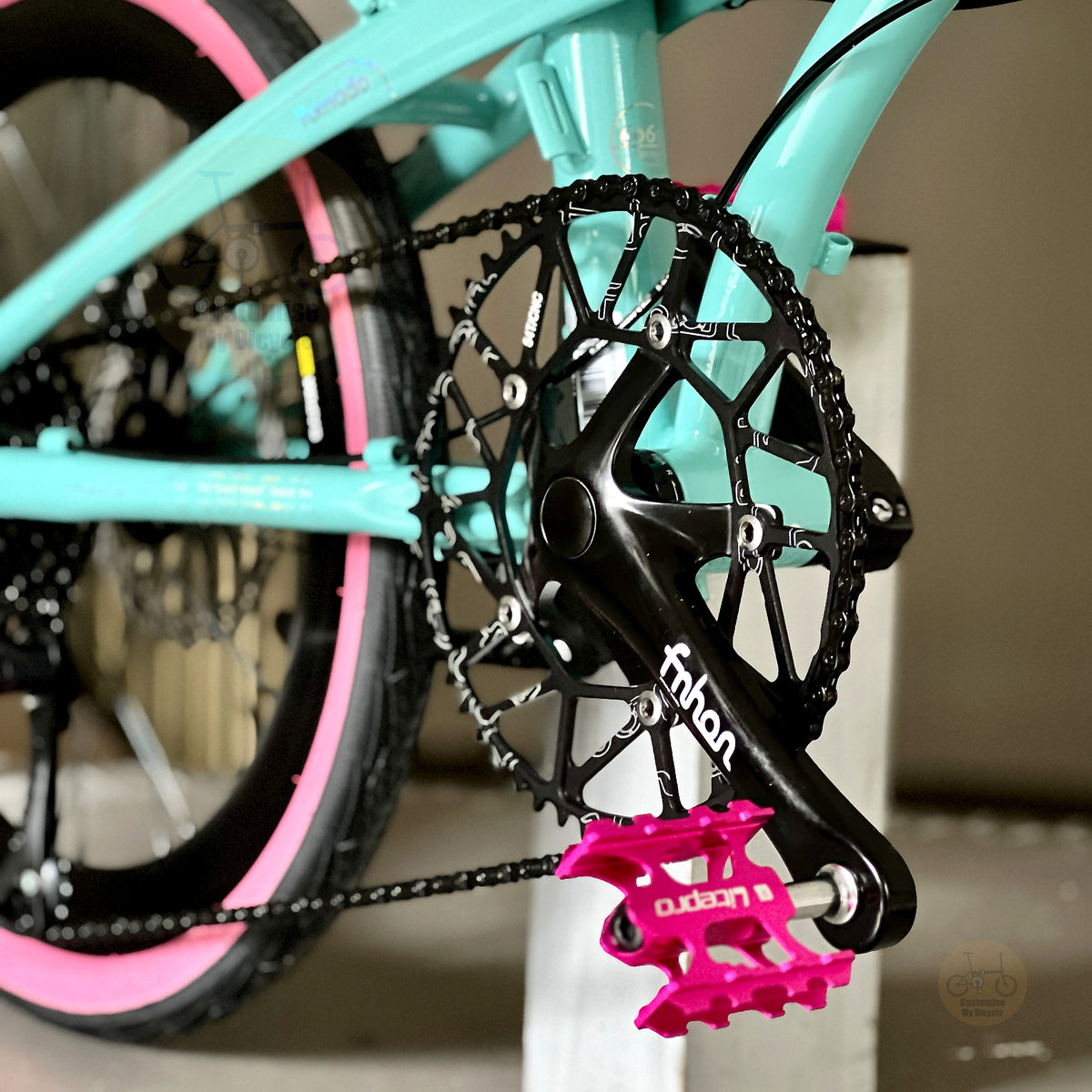 Fnhon Tornado 20" Turkish Blue folding bike rear derailleur gearset detail