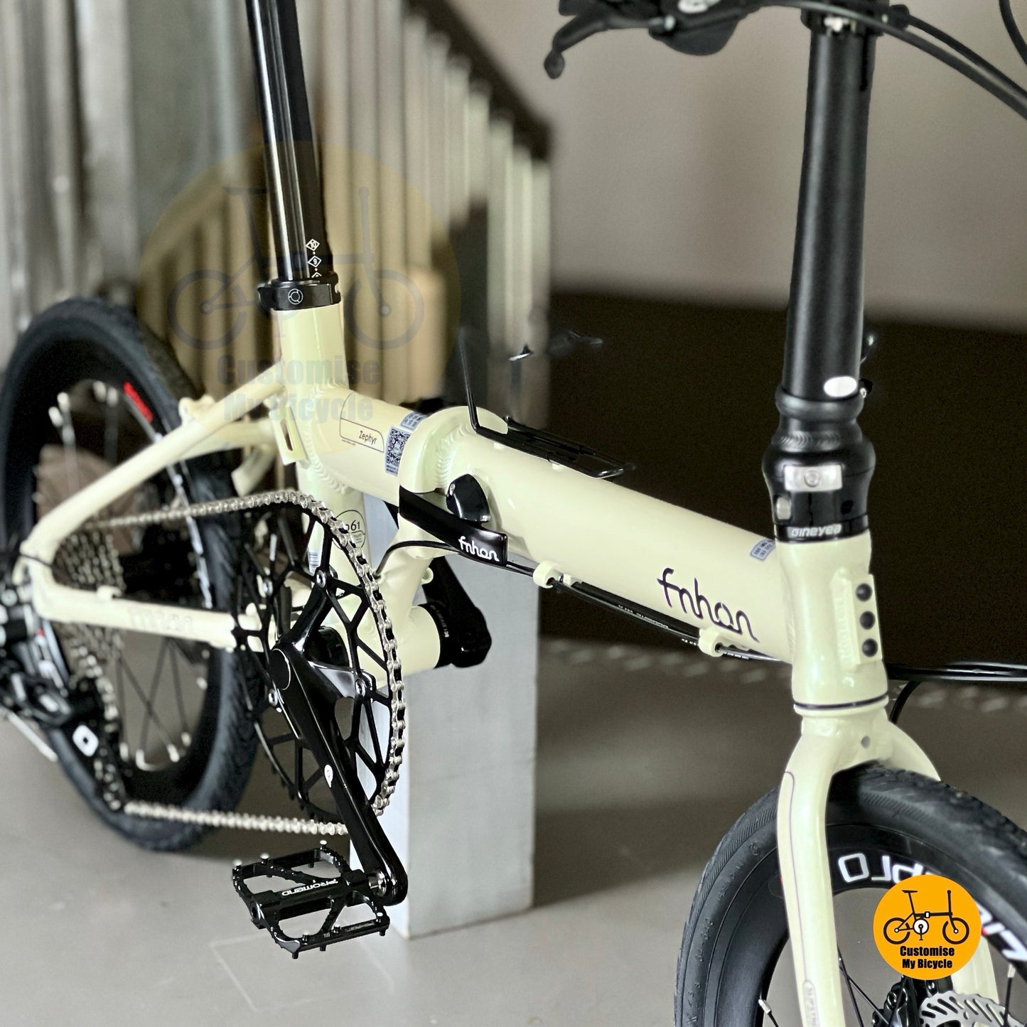 Sepeda lipat Fnhon Zephyr 18 inci Beige dengan Sensah 9s dan Litepro
