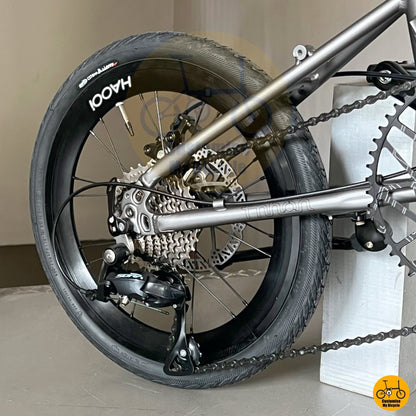 Fnhon Zephyr folding bike close up HAOOI aero smooth rear wheels CST fast rolling tyre
