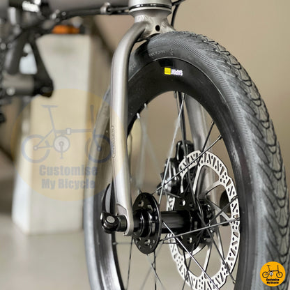 Fnhon Zephyr folding bike close up HAOOI aero smooth front wheels CST fast rolling tyre
