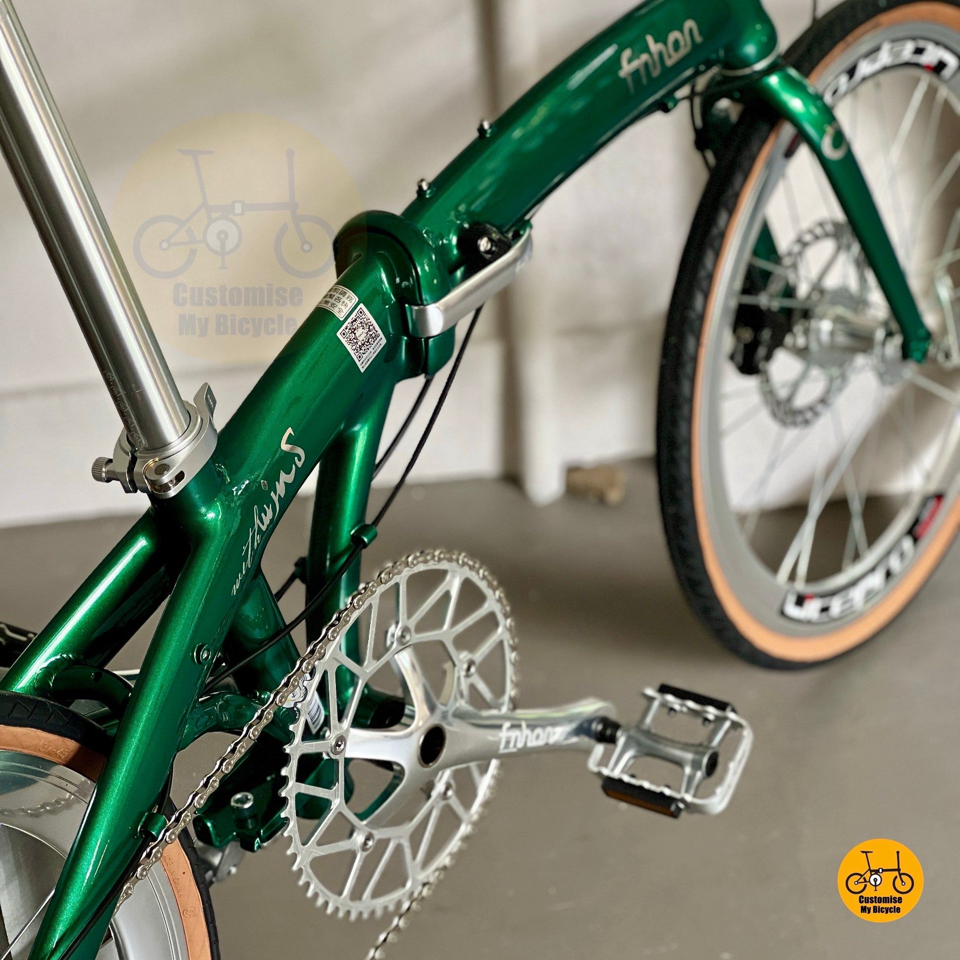 Overall composition of Fnhon Wind Emerald Green folding bike indoors  
